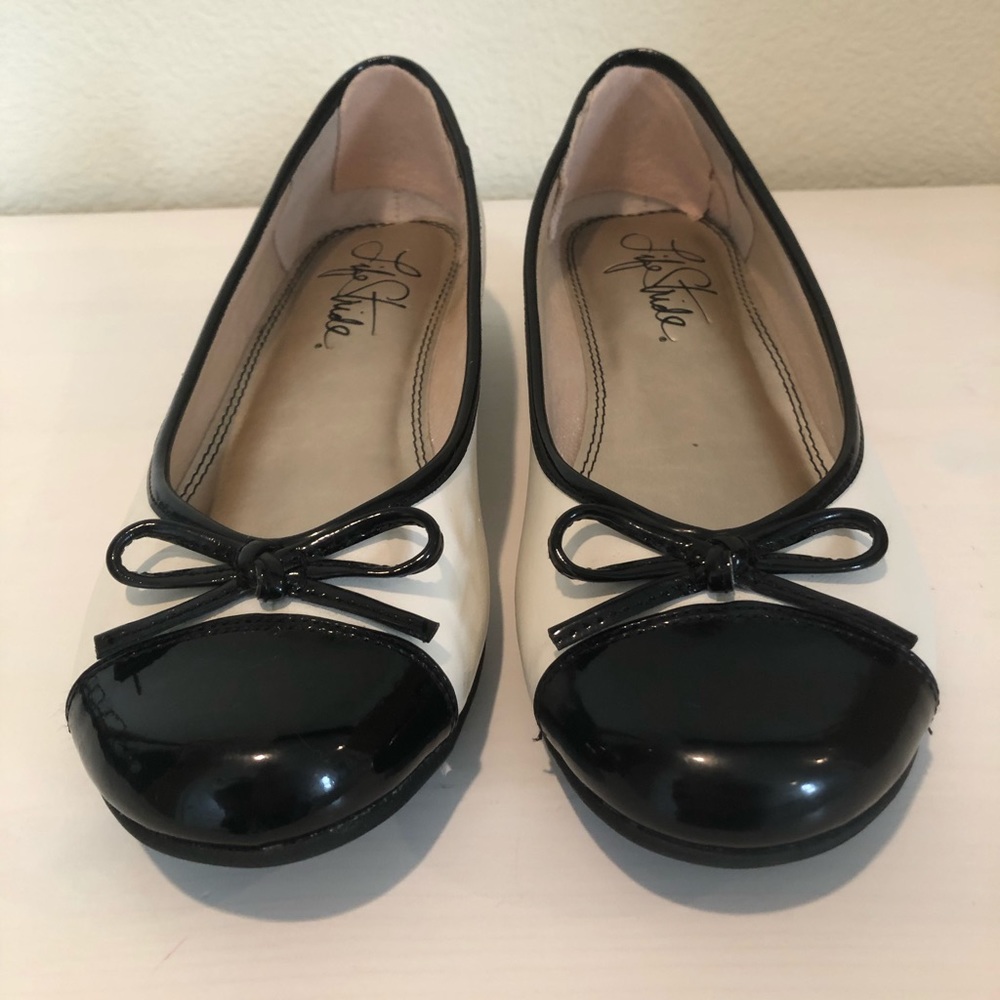 Life Stride Black and Cream Flats